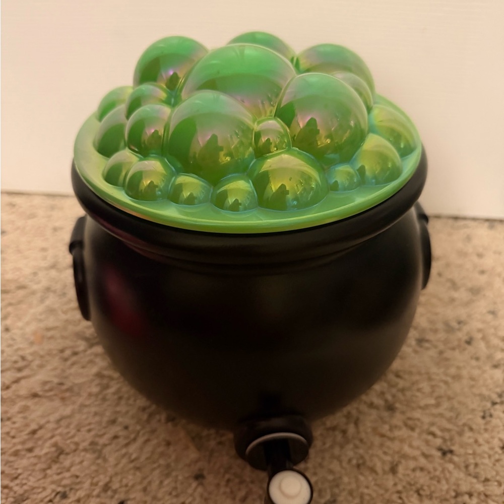 LED Mist Maker Cauldron with Color Changing LED - Picture 2 of 2